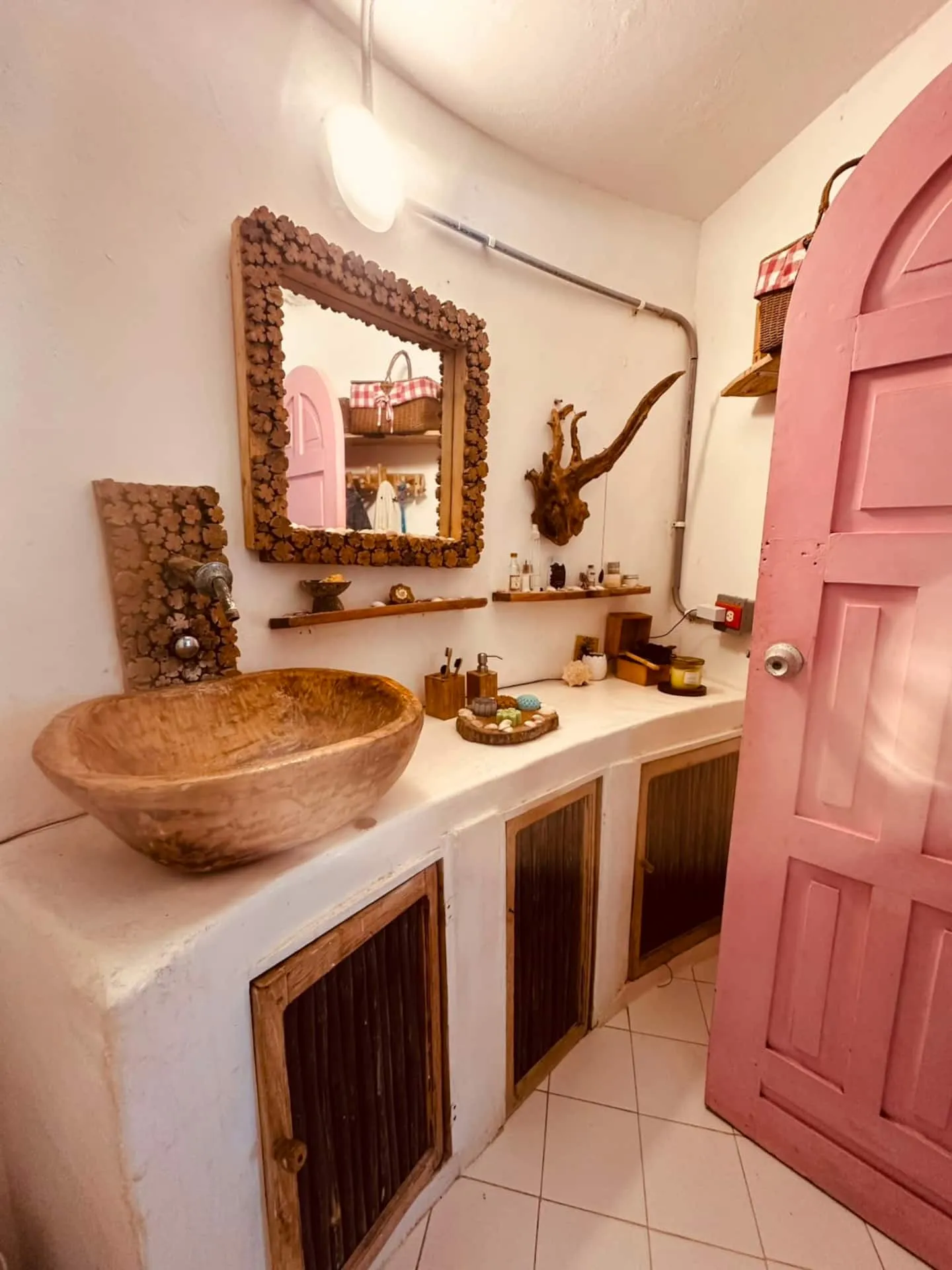 Baño con lavamanos de madera tallada
