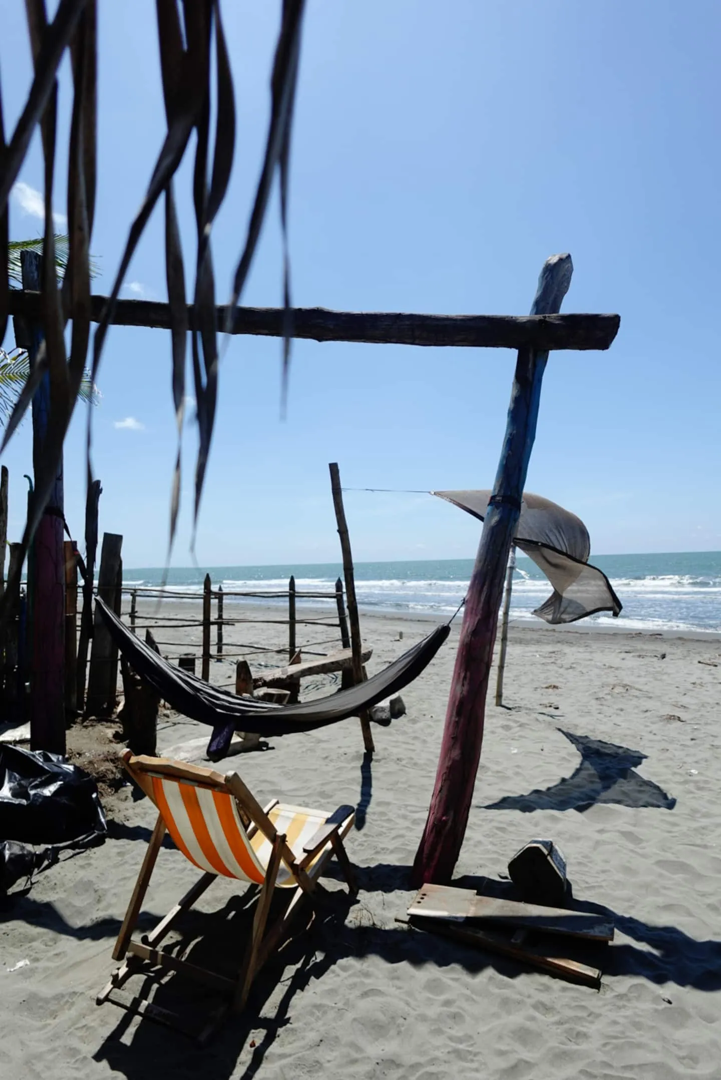 Un columpio de madera en la playa frente al mar