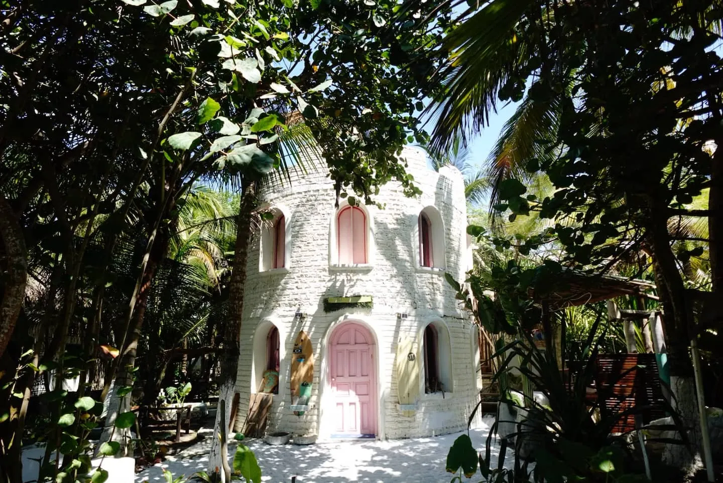El castillo de Sir Mangle entre palmas y plantas tropicales