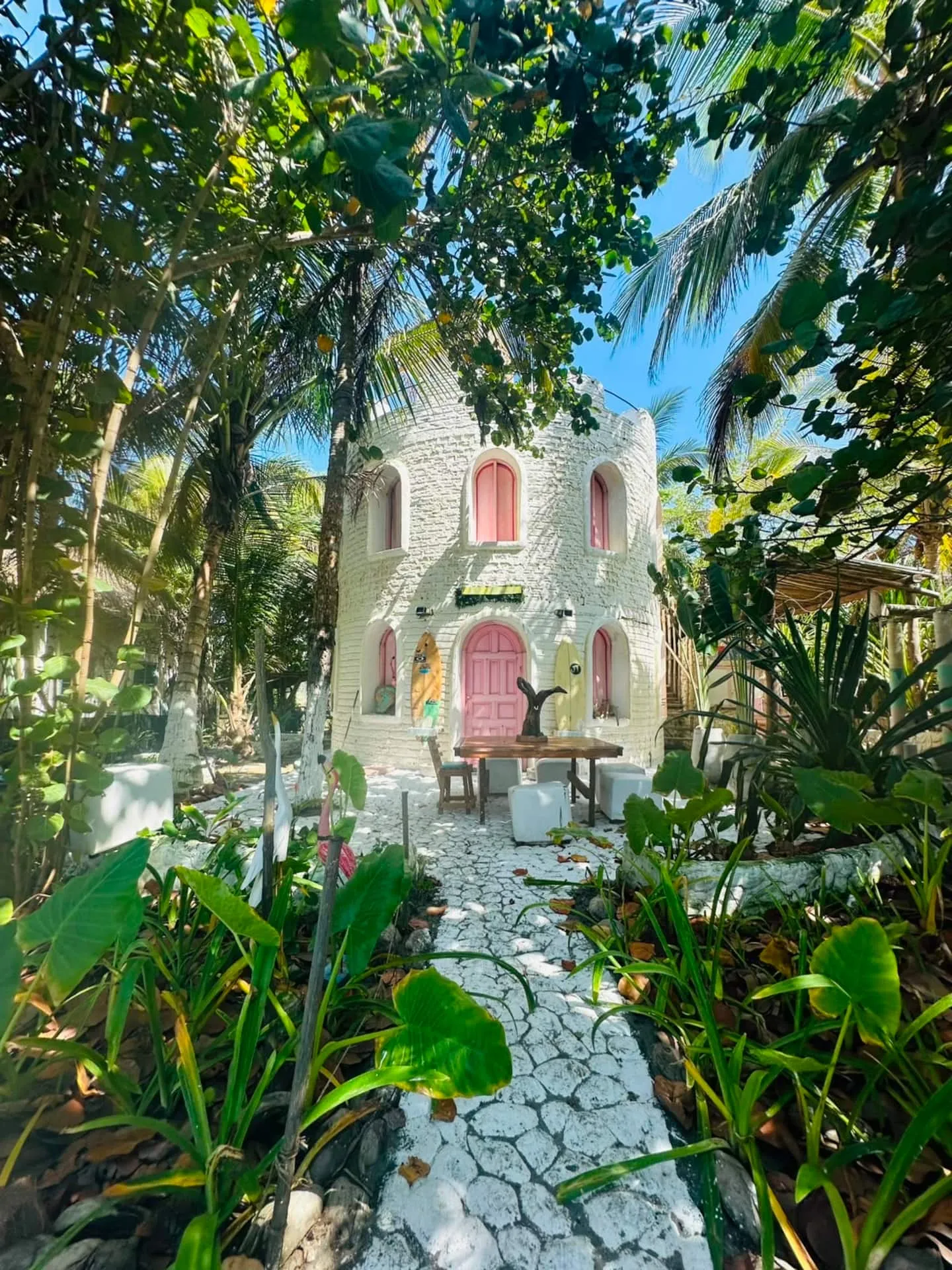 Camino de piedra por el jardín hacia el castillo