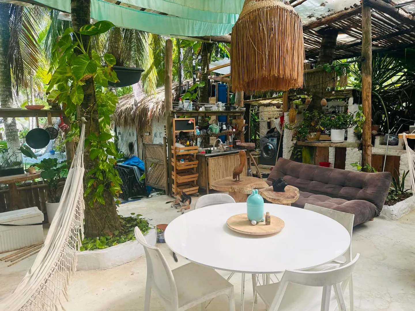 Hamaca y comedor en el jardín