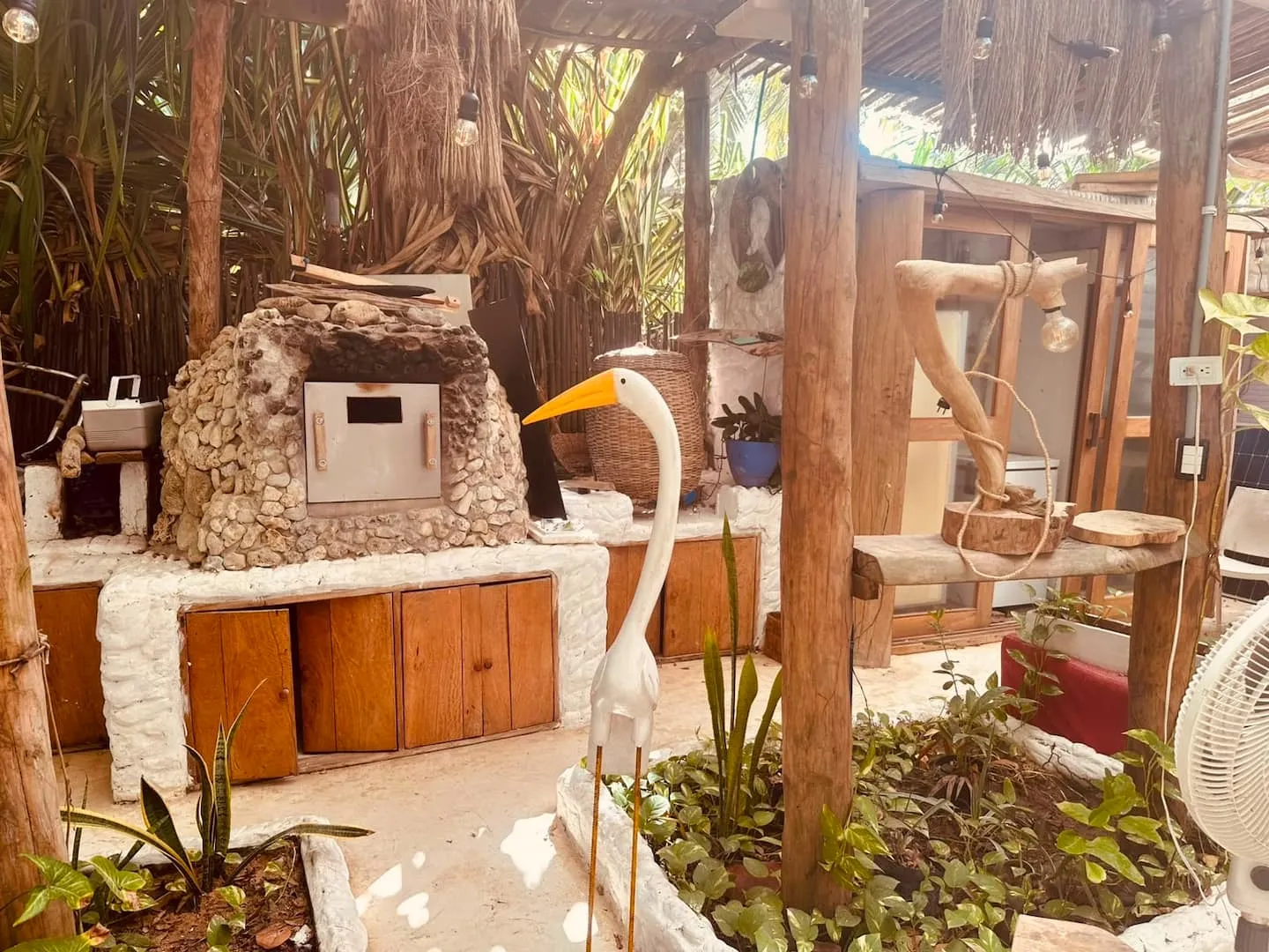 Cocina exterior de piedra y madera