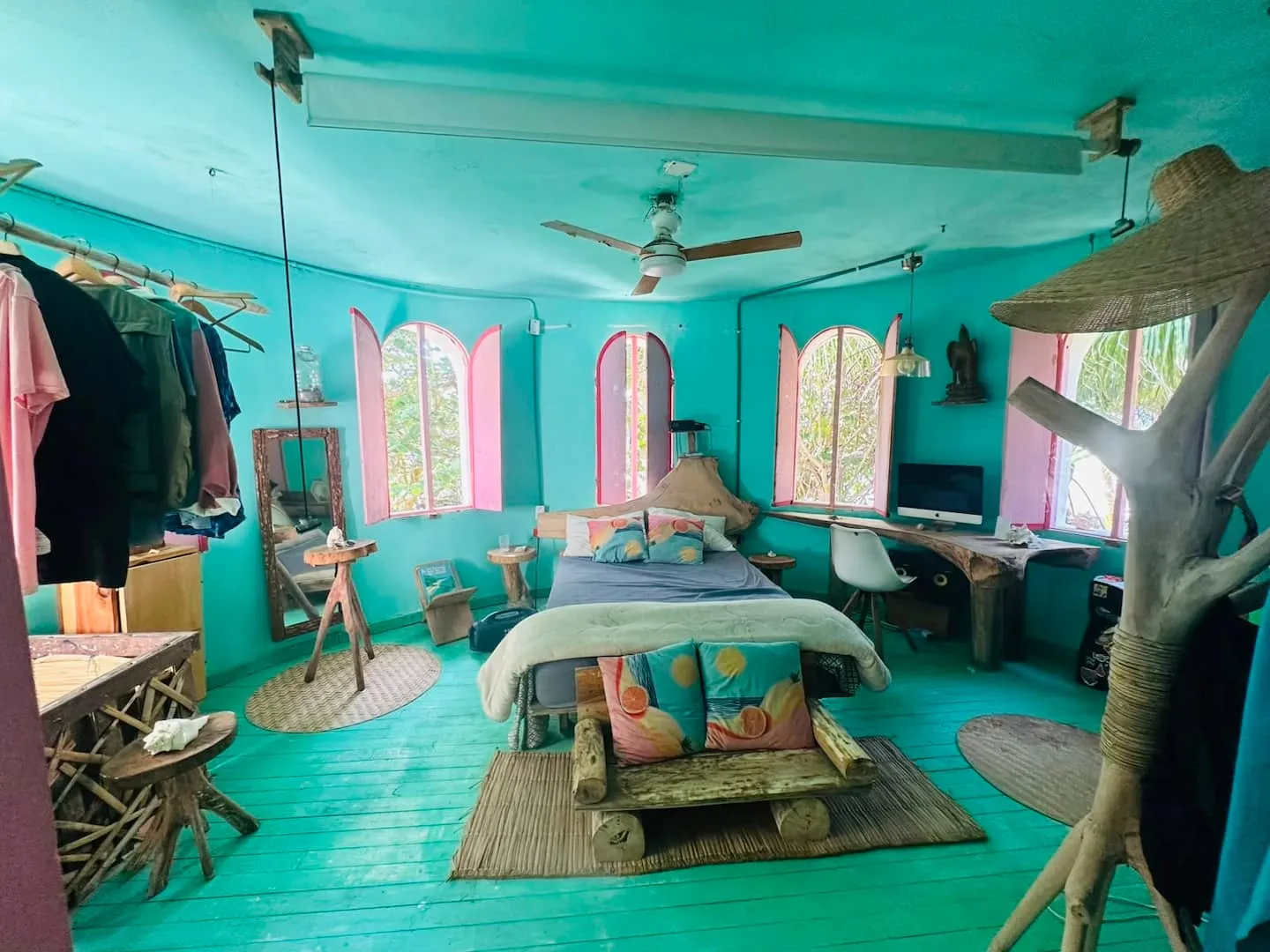 Habitación de paredes turquesa con ventanas en arco