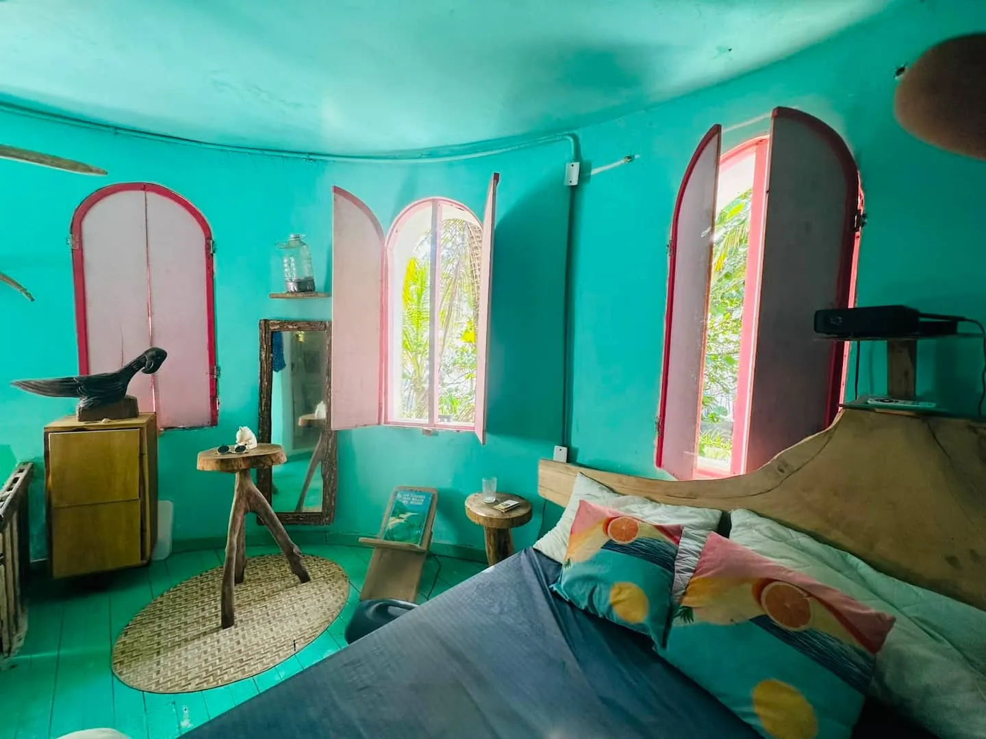 Habitación con ventanas en arco de marco rosado